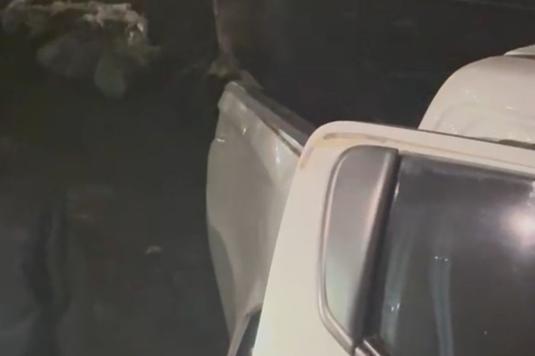 Mobil Mitsubishi Triton Tertabrak Kereta di Bulak Kapal Bekasi, Pengemudi Tewas di Tempat