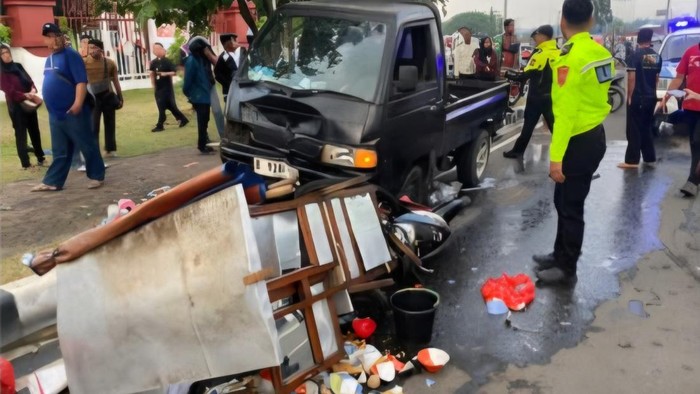 Pikap Tabrak Motor hingga Gerobak Bakso di Pakansari Bogor 2 Orang Luka - BERITA POLRI INDEPENDEN INVESTIGASI Pikap Tabrak Motor hingga Gerobak Bakso di Pakansari Bogor, 2 Orang Luka