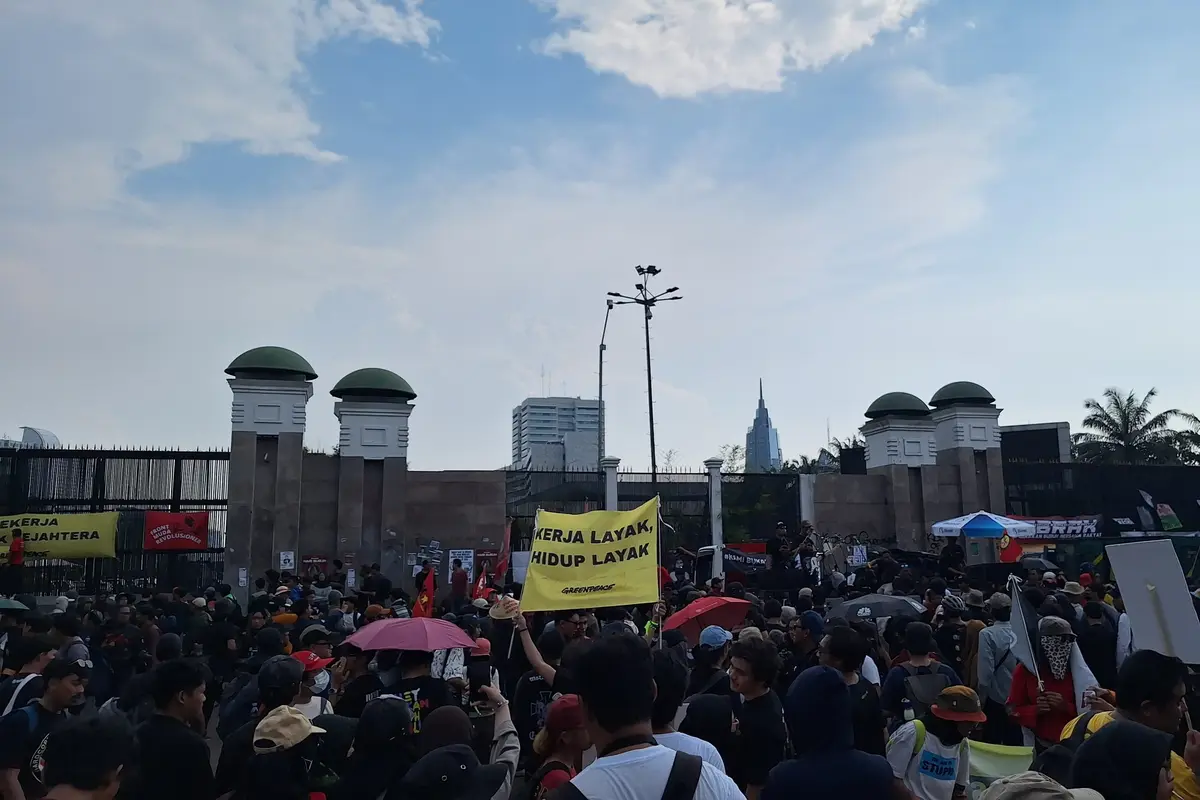 Ratusan Personel Gabungan Diterjunkan untuk Mengamankan Aksi Unjuk Rasa di Gambir dan Gedung DPR - BERITA POLRI INDEPENDEN INVESTIGASI Ratusan Personel Gabungan Diterjunkan untuk Mengamankan Aksi Unjuk Rasa di Gambir dan Gedung DPR