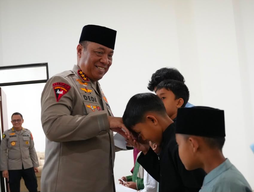 Revitalisasi Masjid Panggilan Sujud Wakapolri Berbagi Kebahagiaan Bersama Anak-Anak Yatim - BERITA POLRI INDEPENDEN INVESTIGASI Revitalisasi Masjid Panggilan Sujud, Wakapolri Berbagi Kebahagiaan Bersama Anak-Anak Yatim
