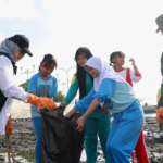 Ribuan Warga Gotong Royong Bersihkan Pantai Ancol Plengsengan Banyuwangi, Wujud Gerakan Indonesia ASRI