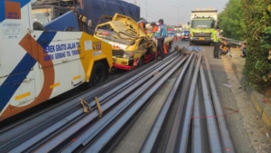 Truk Bermuatan Besi Tabrak Truk Tanah di Tol JORR Arah Cikunir, Kemacetan Mengular Sejak Pagi