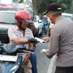 Antisipasi Dampak Asap Karhutla, Polda Riau Bagikan 2.500 Masker kepada Warga Pekanbaru