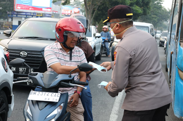 Antisipasi Dampak Asap Karhutla, Polda Riau Bagikan 2.500 Masker kepada Warga Pekanbaru