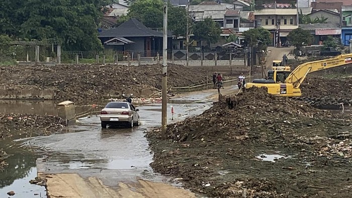 Banjir yang Bertahun-tahun Menggenangi Jalan Dekat TPA Cipayung Depok Mulai Surut, Warga Kembali Bisa Melintas