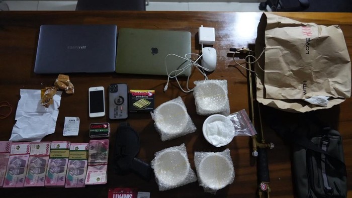 Bareskrim Geledah Markas Dugaan Penyelundup Emas ke Hong Kong, Airsoft Gun Disita