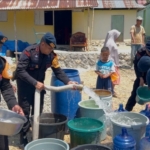 Brimob Batalyon A Pelopor Kembali Salurkan 5.000 Liter Air Bersih untuk Warga Isimu Raya