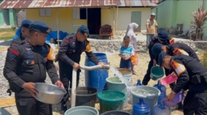 Brimob Batalyon A Pelopor Kembali Salurkan 5.000 Liter Air Bersih untuk Warga Isimu Raya