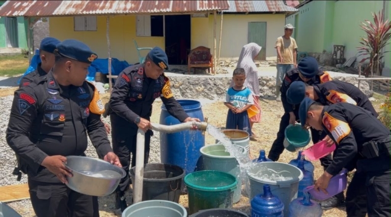 Brimob Batalyon A Pelopor Kembali Salurkan 5.000 Liter Air Bersih untuk Warga Isimu Raya