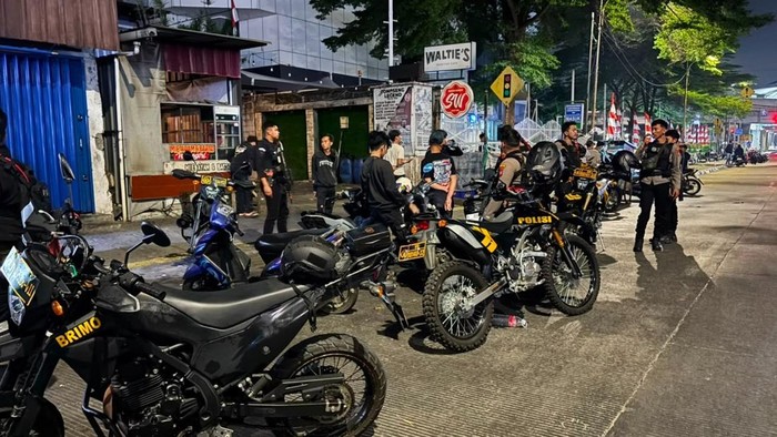 Brimob Polda Metro Jaya Patroli di Jakarta Timur Amankan Dua Motor Tak Dilengkapi Surat Lengkap - BERITA POLRI INDEPENDEN INVESTIGASI Brimob Polda Metro Jaya Patroli di Jakarta Timur, Amankan Dua Motor Tak Dilengkapi Surat Lengkap