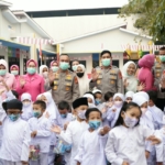 Cegah Dampak Asap Karhutla, Kapolda Sumsel Bagikan Ribuan Masker kepada Masyarakat