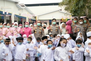 Cegah Dampak Asap Karhutla, Kapolda Sumsel Bagikan Ribuan Masker kepada Masyarakat