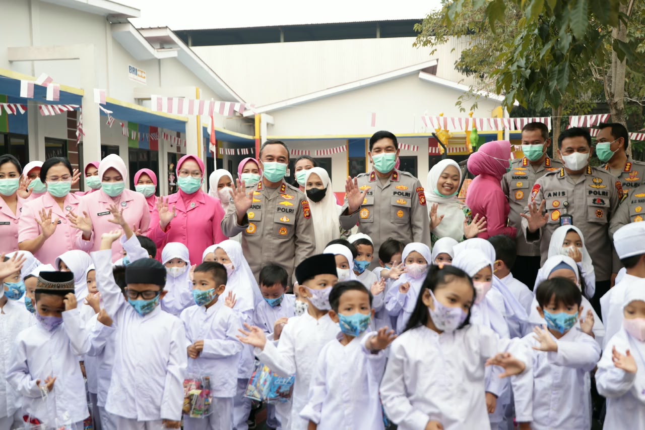 Cegah Dampak Asap Karhutla, Kapolda Sumsel Bagikan Ribuan Masker kepada Masyarakat