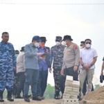 Foto Turun Langsung ke Lahan Gambut Banjarbaru, Kapolda Kalsel dan Wamenko Pangan Kerahkan 300 Pompa Air Padamkan Karhutla