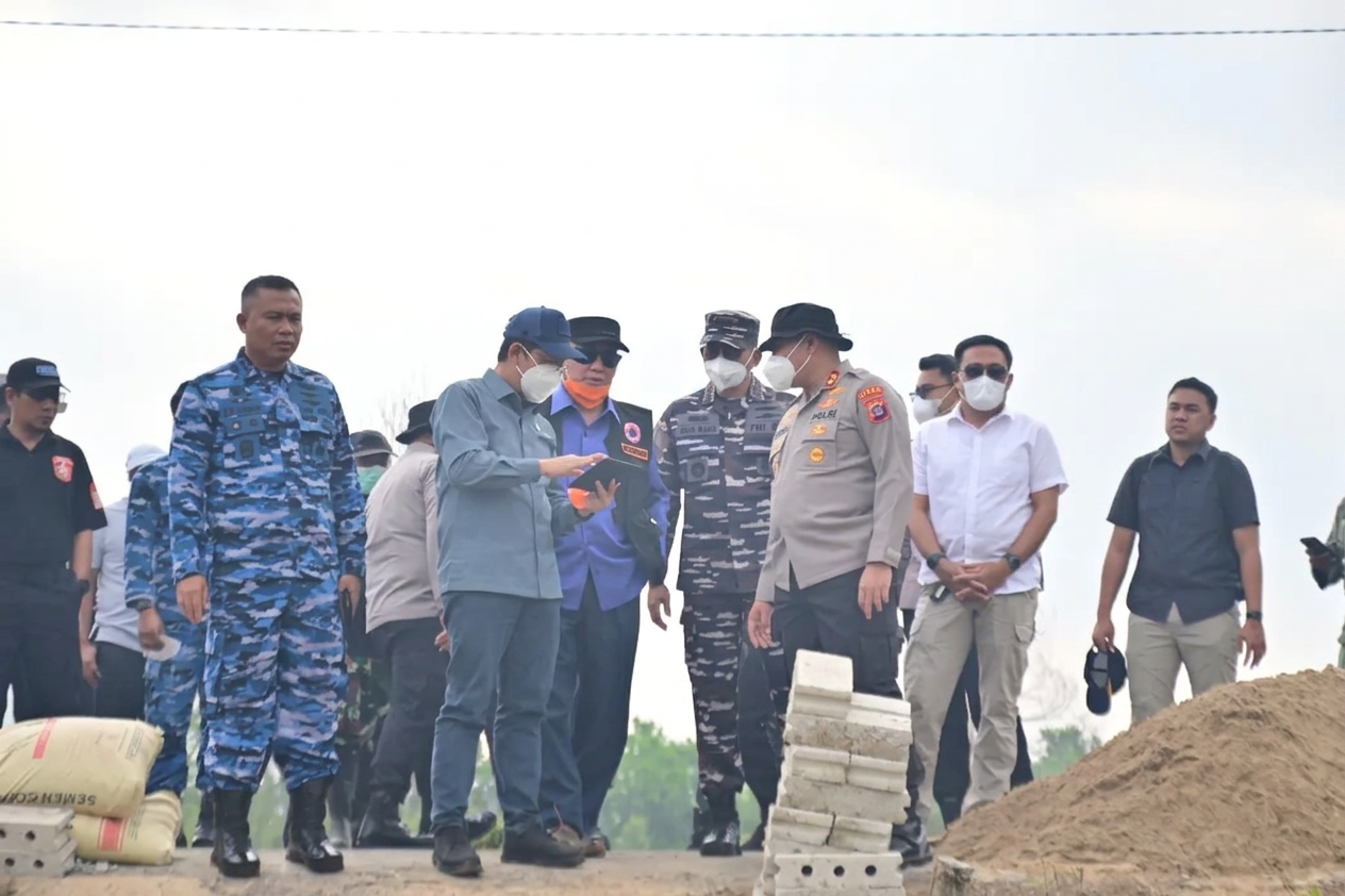 Foto Turun Langsung ke Lahan Gambut Banjarbaru, Kapolda Kalsel dan Wamenko Pangan Kerahkan 300 Pompa Air Padamkan Karhutla