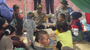 Polsek Kuwus Tembus Lokasi Pengungsian, Salurkan Bantuan dan Kawal Warga Terdampak Gempa