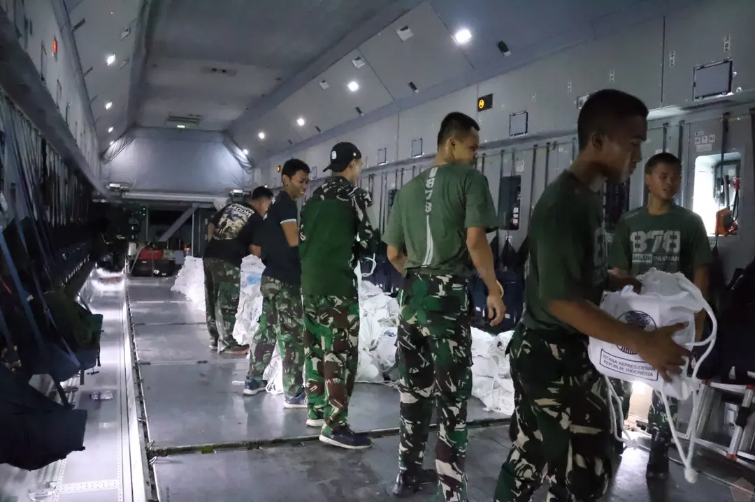 Hari Keenam Pascagempa, TNI Kerahkan 5.254 Personel dan Salurkan 293 Ton Bantuan untuk NTT