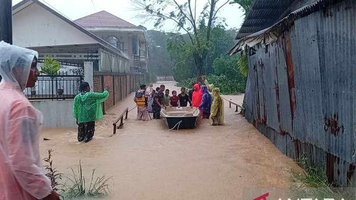 Hujan Deras Landa Padang, Banjir Rendam Sejumlah Kawasan dan Hanyutkan Kendaraan Warga