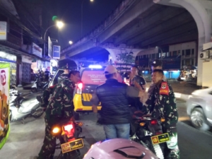 Jaga Kamtibmas Minggu Malam, Babinsa Gelar Siskamling Bersama Komduk