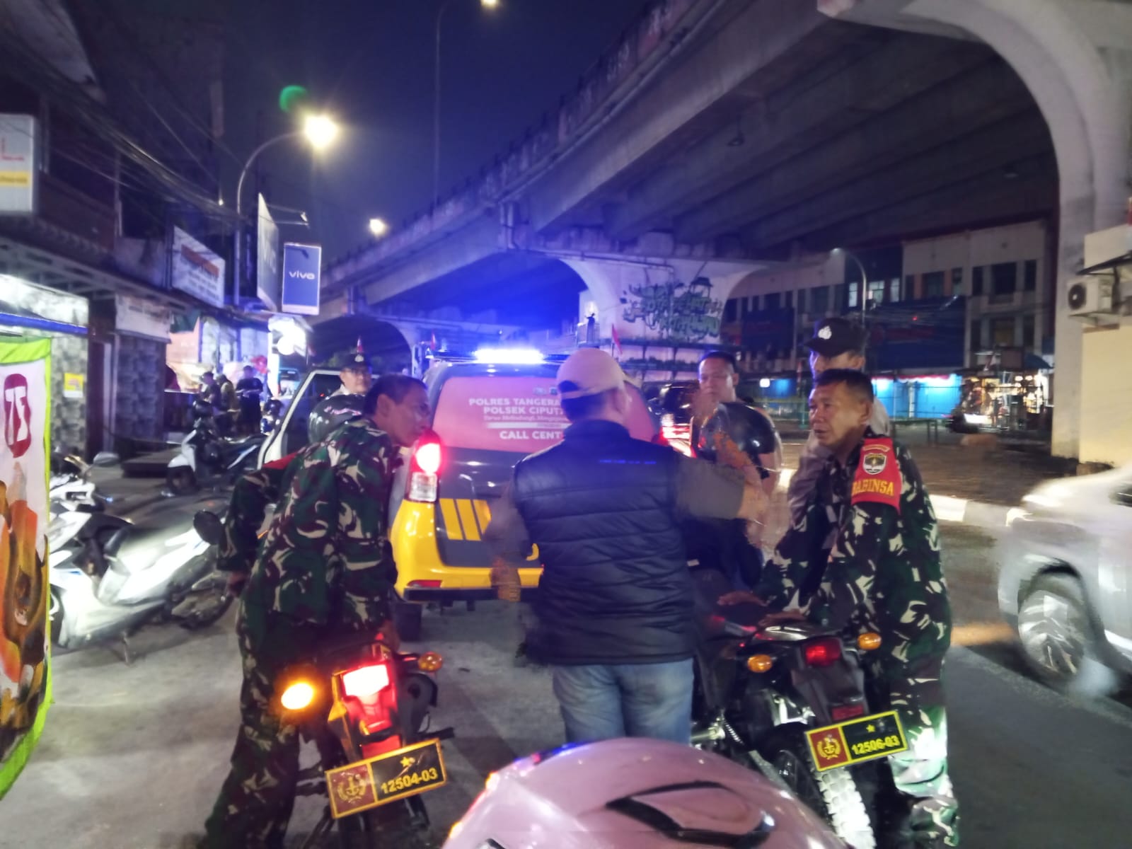 Jaga Kamtibmas Minggu Malam, Babinsa Gelar Siskamling Bersama Komduk
