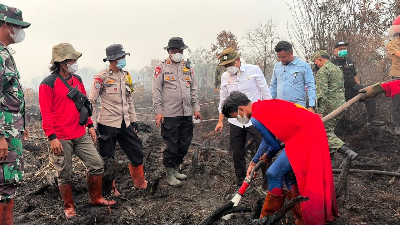 Kapolda Kalteng Dampingi Menteri Kehutanan Tinjau Karhutla di Tumbang Nusa - BERITA POLRI INDEPENDEN INVESTIGASI Kapolda Kalteng Dampingi Menteri Kehutanan Tinjau Karhutla di Tumbang Nusa
