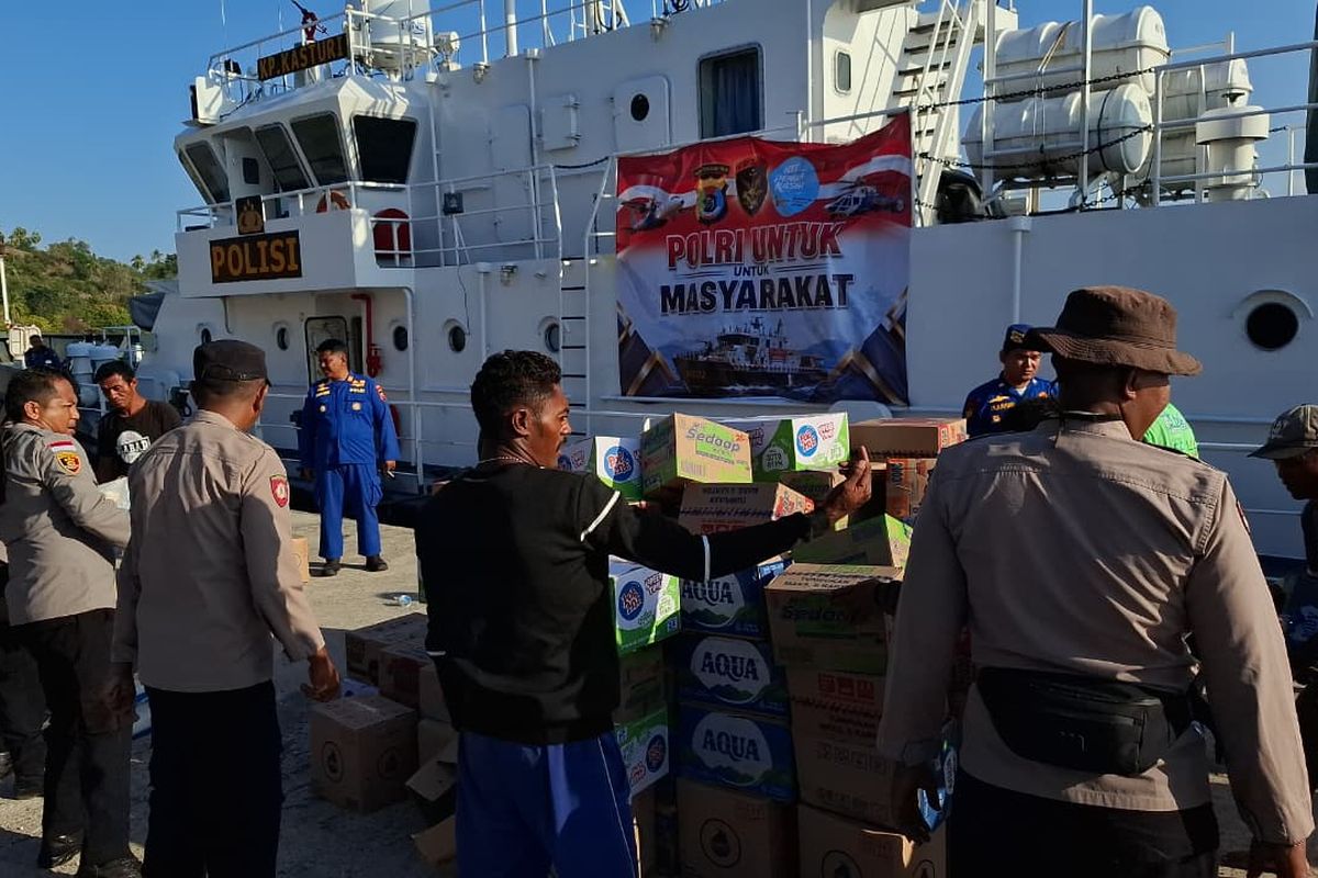 Kapolda NTT Pimpin Penyaluran Bantuan Polri untuk Korban Gempa di Pulau Palue