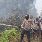 Kapolres Inhu Bersama Tim Berjibaku Padamkan dan Dinginkan Kebakaran di Lahan Sitaan Negara