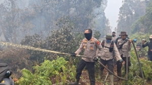 Kapolres Inhu Bersama Tim Berjibaku Padamkan dan Dinginkan Kebakaran di Lahan Sitaan Negara