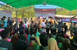 Kapolri dan Titiek Soeharto Tinjau Posko Pengungsian Gempa NTT, Salurkan Bantuan dan Hibur Anak-Anak
