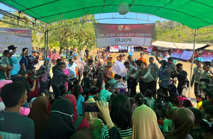 Kapolri dan Titiek Soeharto Tinjau Posko Pengungsian Gempa NTT, Salurkan Bantuan dan Hibur Anak-Anak
