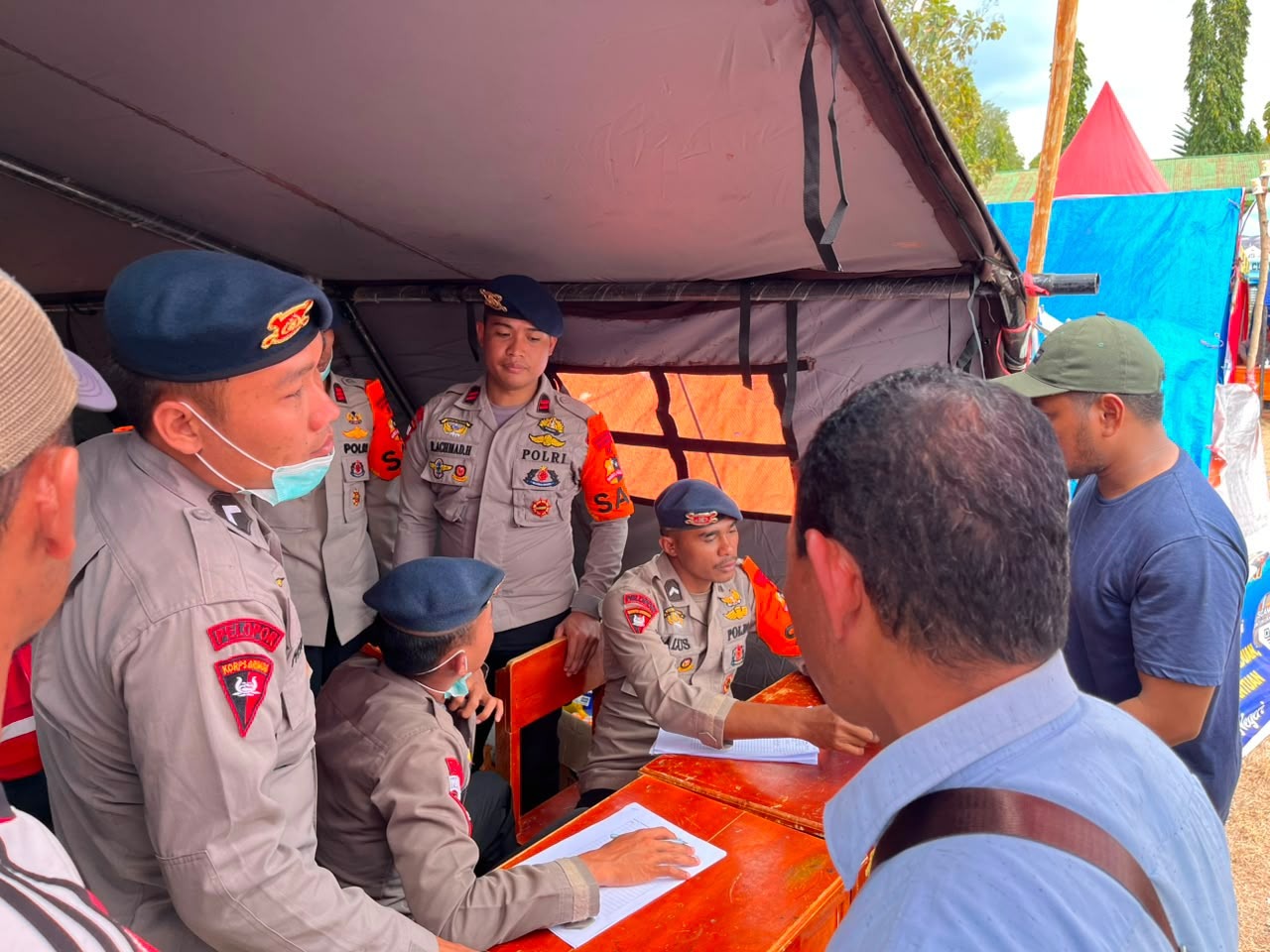 Korbrimob BKO Polda NTT Layani dan Data Bantuan Logistik bagi Warga Terdampak Gempa - BERITA POLRI INDEPENDEN INVESTIGASI Korbrimob BKO Polda NTT Layani dan Data Bantuan Logistik bagi Warga Terdampak Gempa