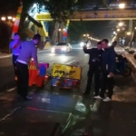 Minim Penerangan, Pemotor Kritis usai Tabrak Barrier Proyek Galian Kabel Bawah Tanah di Jalan Merdeka