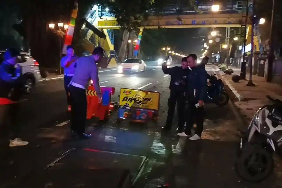 Minim Penerangan Pemotor Kritis usai Tabrak Barrier Proyek Galian Kabel Bawah Tanah di Jalan Merdeka - BERITA POLRI INDEPENDEN INVESTIGASI Minim Penerangan, Pemotor Kritis usai Tabrak Barrier Proyek Galian Kabel Bawah Tanah di Jalan Merdeka