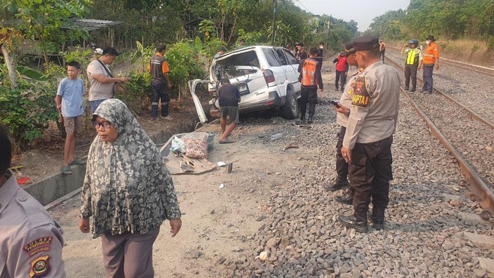 Mobil Panther Tertemper Kereta Api di Prabumulih, Empat Orang Meninggal dan Satu Kritis