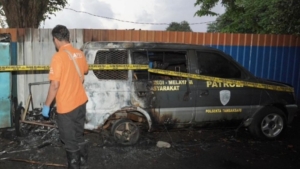 Mobil Patroli Polisi di Surabaya Dibakar, Terduga Pelaku Ditangkap Tak Lama Kemudian