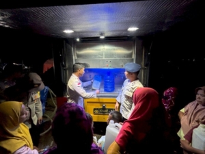 Pascagempa, Polri Salurkan Bantuan Air Bersih untuk Warga di Posko Ronting Manggarai Timur