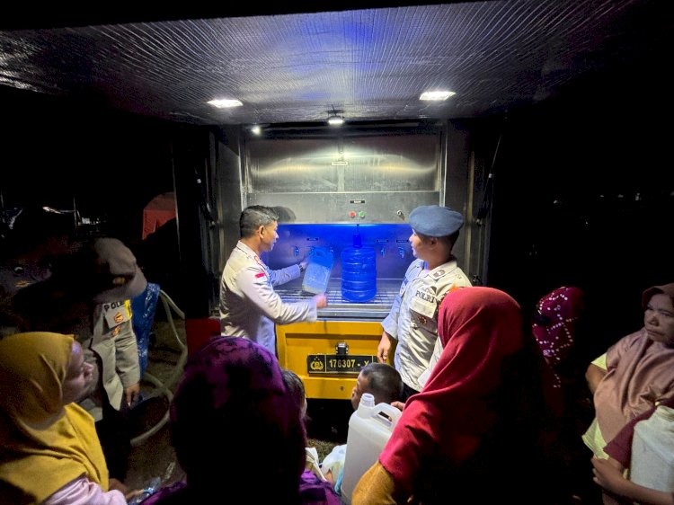 Pascagempa, Polri Salurkan Bantuan Air Bersih untuk Warga di Posko Ronting Manggarai Timur