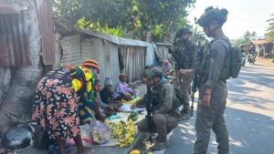 Patroli Satgas Operasi Damai Cartenz di Kali Samabuasa Diwarnai Dialog dan Jual Beli Hasil Bumi Warga