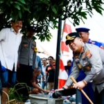 Peduli Warga Terdampak Kekeringan, Polresta Cirebon Salurkan 6.000 Liter Air Bersih ke Desa Slangit