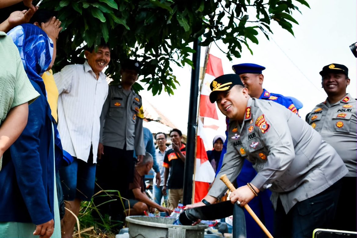 Peduli Warga Terdampak Kekeringan Polresta Cirebon Salurkan 6000 Liter Air Bersih ke Desa Slangit - BERITA POLRI INDEPENDEN INVESTIGASI Peduli Warga Terdampak Kekeringan, Polresta Cirebon Salurkan 6.000 Liter Air Bersih ke Desa Slangit