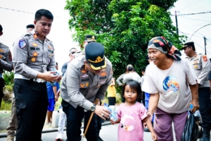 Peduli Warga Terdampak Kekeringan Polresta Cirebon Salurkan 6000 Liter Air Bersih ke Desa Slangit1 - BERITA POLRI INDEPENDEN INVESTIGASI