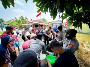 Peduli Warga Terdampak Kekeringan Polresta Cirebon Salurkan 6000 Liter Air Bersih ke Desa Slangit2 - BERITA POLRI INDEPENDEN INVESTIGASI