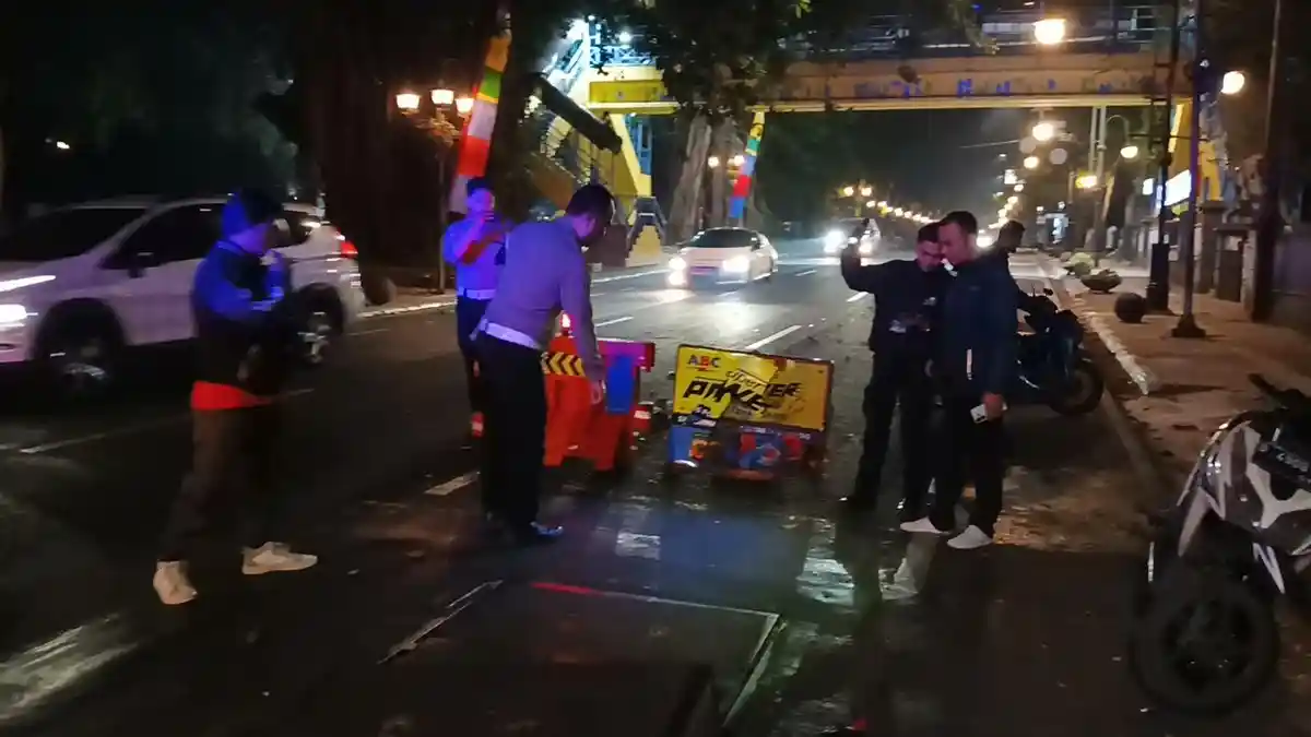 Pengendara Motor Kritis Usai Tabrak Pembatas Proyek di Jalan Merdeka, Minimnya Penerangan dan Rambu Keselamatan Jadi Sorotan