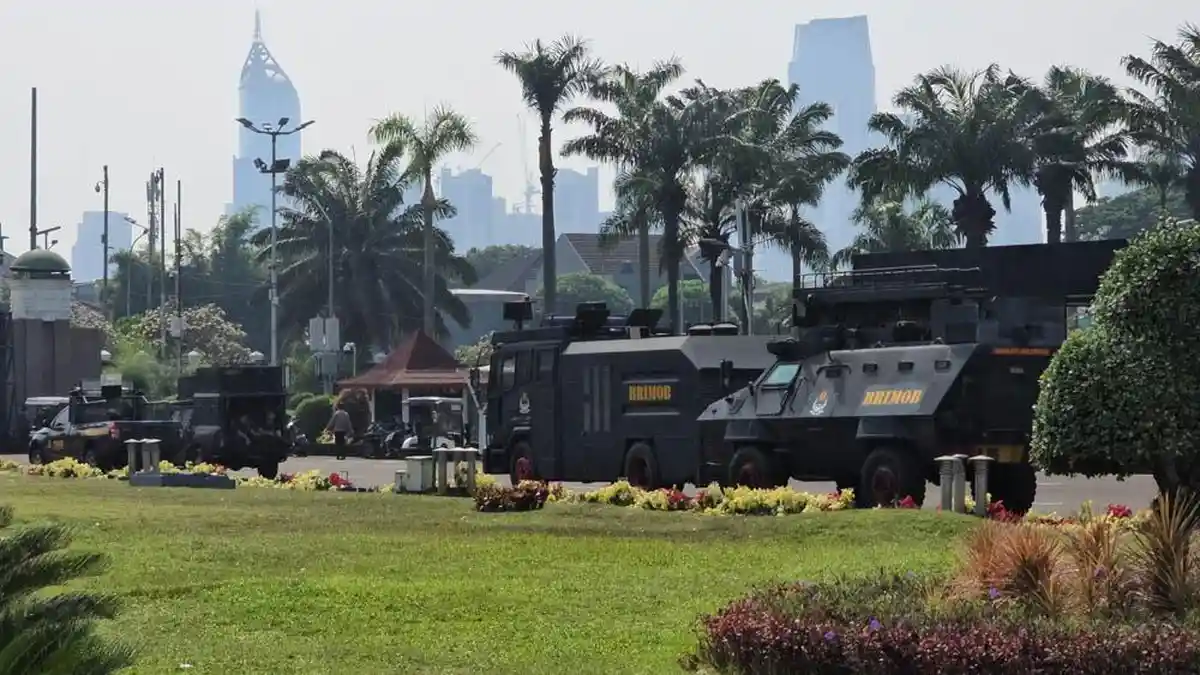 Personel TNI-Polri dan Kendaraan Taktis Masih Siaga di Kompleks Parlemen hingga Menjelang Siang