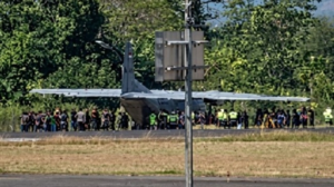 Pesawat Cassa TNI AL Keluar Landasan di Bandara Sultan Hasanuddin, Runway 03/21 Ditutup Sementara