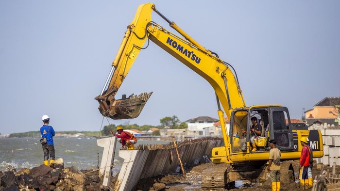 Pesisir Indramayu Dipagari Beton, Warga Berharap Ancaman Banjir Rob Dapat Ditekan