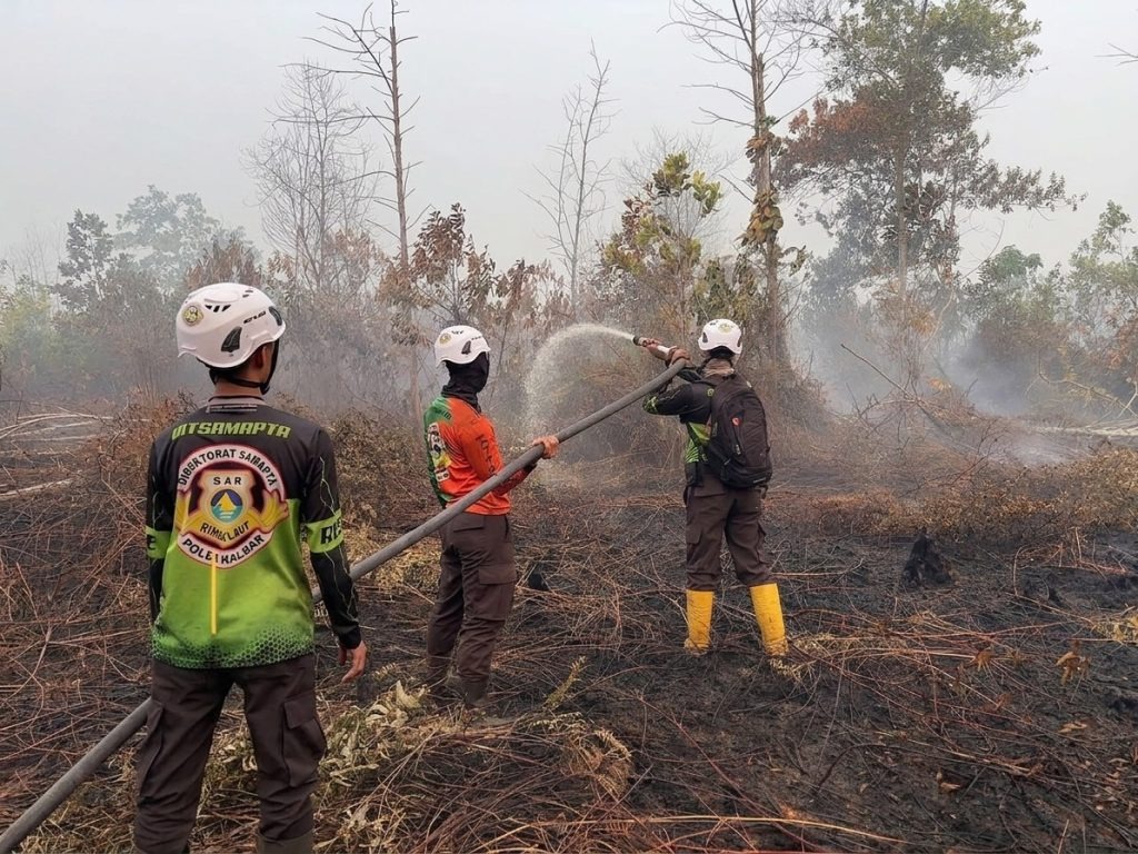 Polda Kalbar Laksanakan Patroli Pembasahan di Lahan yang Rawan Kebakaran