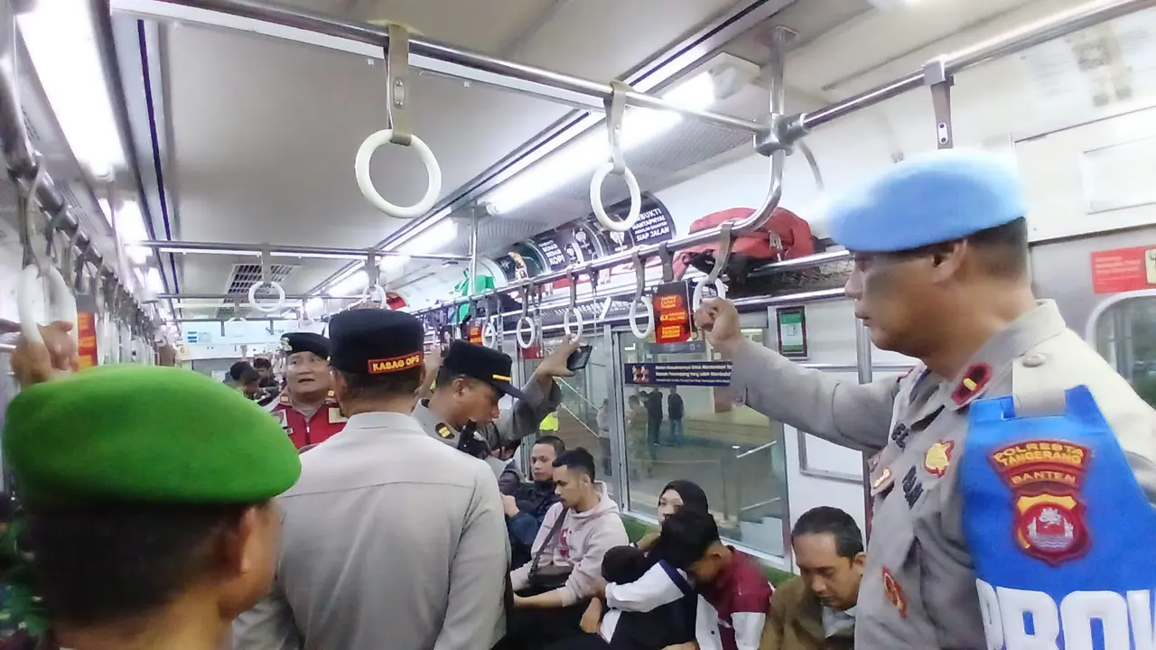 Polisi Sisir KRL Cegah Pelajar Ikut Demo 27 Agustus di Jakarta - BERITA POLRI INDEPENDEN INVESTIGASI Polisi Sisir KRL, Cegah Pelajar Ikut Demo 27 Agustus di Jakarta