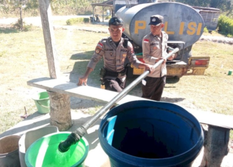 Polres Ngada Salurkan 1.500 Liter Air Bersih untuk Warga Terdampak Gempa di Riung