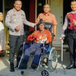 Polres OKI Salurkan Bantuan Kursi Roda kepada Tokoh Masyarakat di Kayuagung sebagai Wujud Kepedulian Sosial